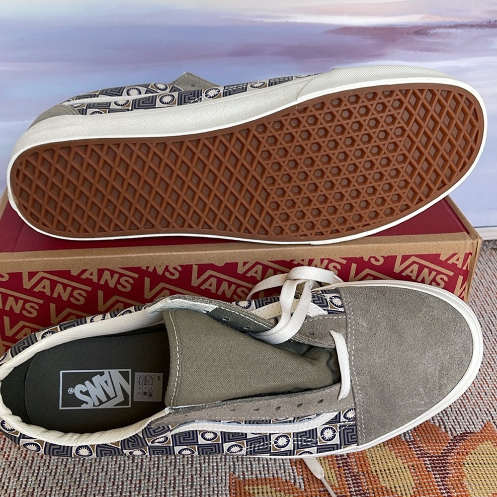 Vans WMNS Old Skool
Geo Trek Olive
VN0007NTOLV
Sneakers - Picture 7 of 16